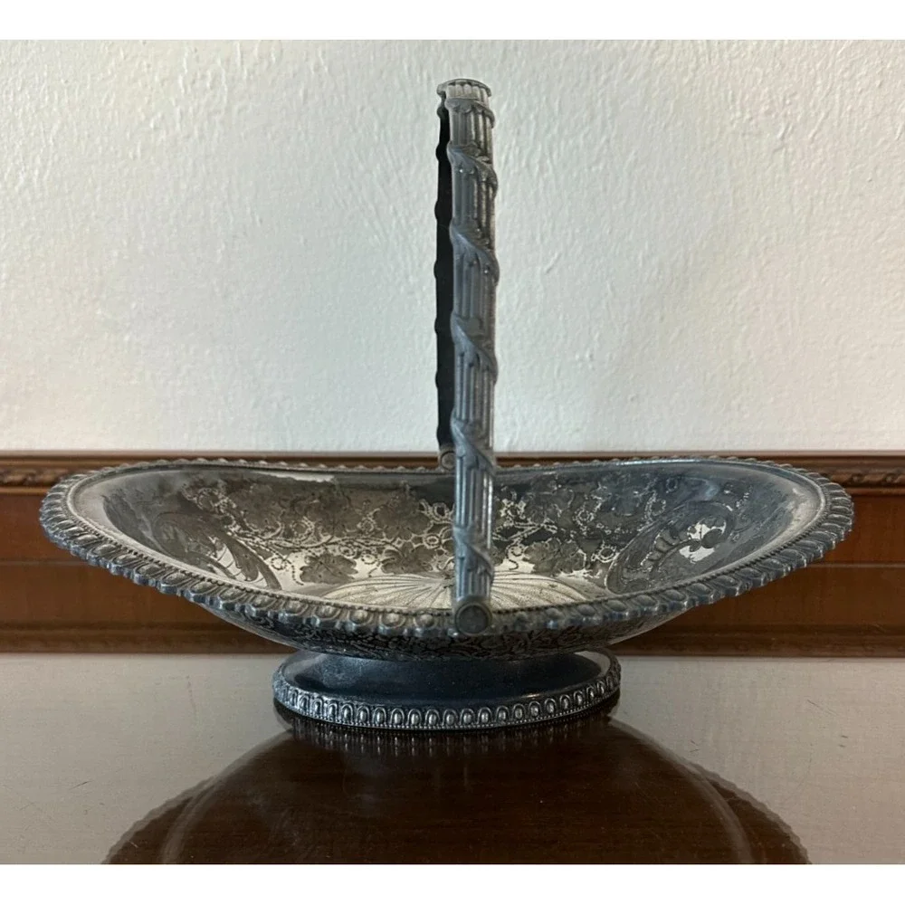 1865 Meriden Britanic Co‎ Silverplate Floral Bridal Fruit Basket Bowl Handle